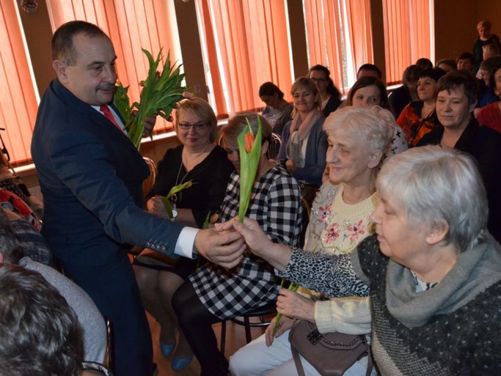 Życzenia, kwiaty, kabaret i słodki poczęstunek