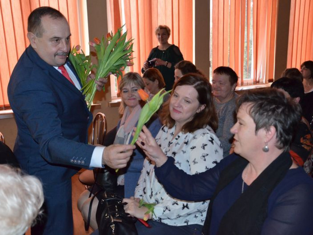 Życzenia, kwiaty, kabaret i słodki poczęstunek