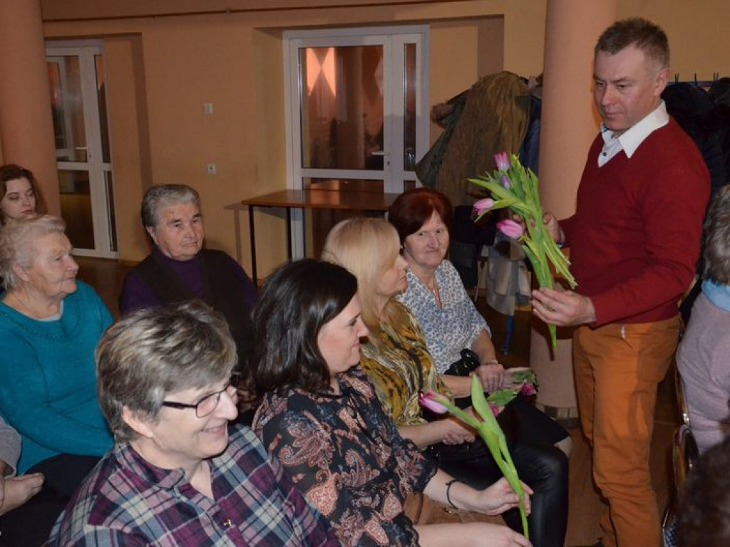 Życzenia, kwiaty, kabaret i słodki poczęstunek