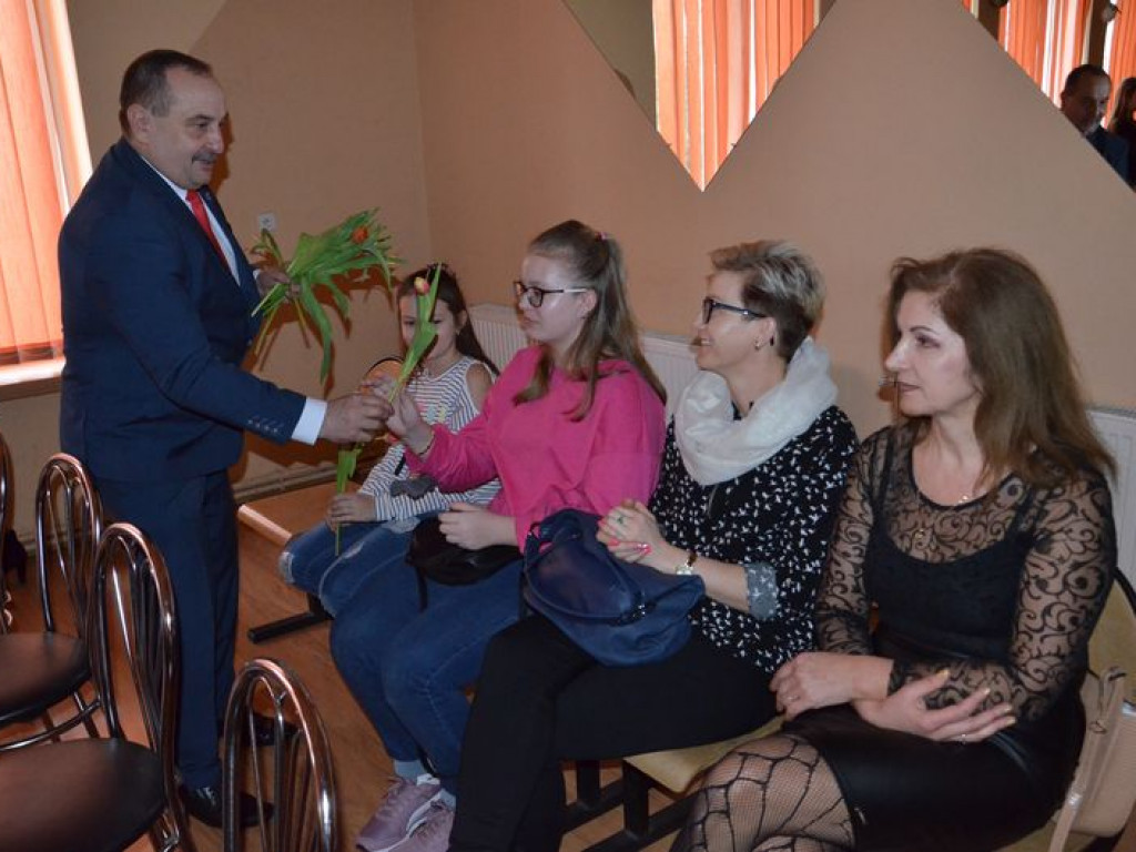 Życzenia, kwiaty, kabaret i słodki poczęstunek