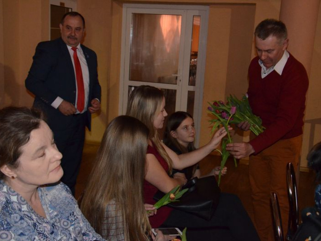 Życzenia, kwiaty, kabaret i słodki poczęstunek