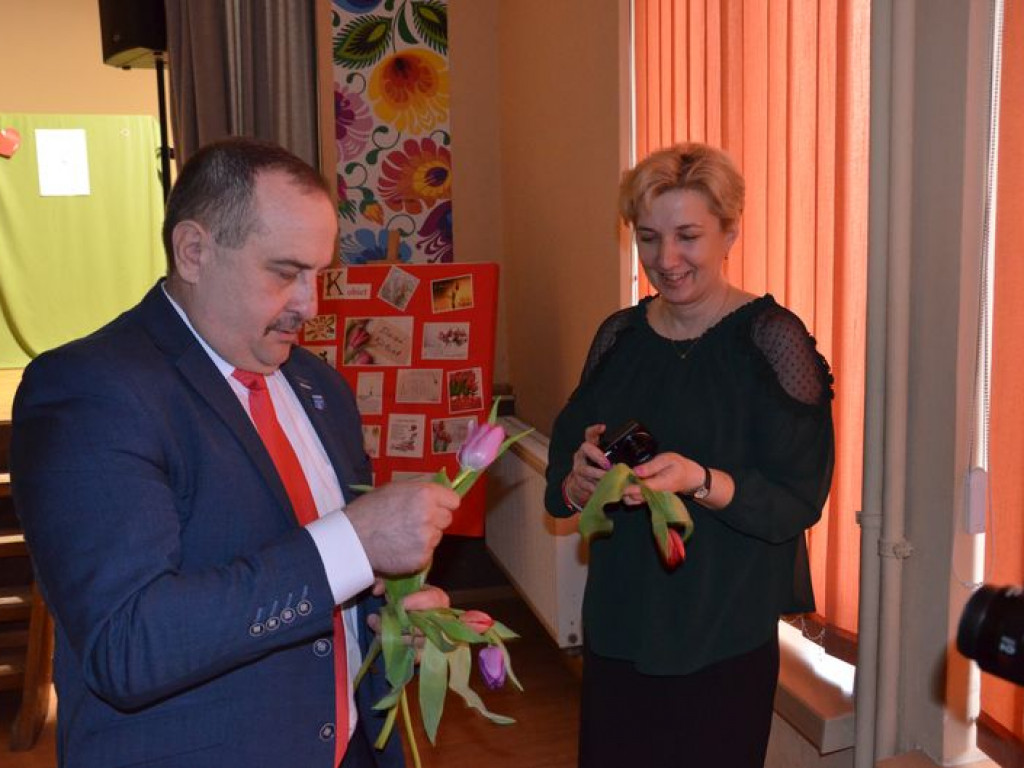 Życzenia, kwiaty, kabaret i słodki poczęstunek