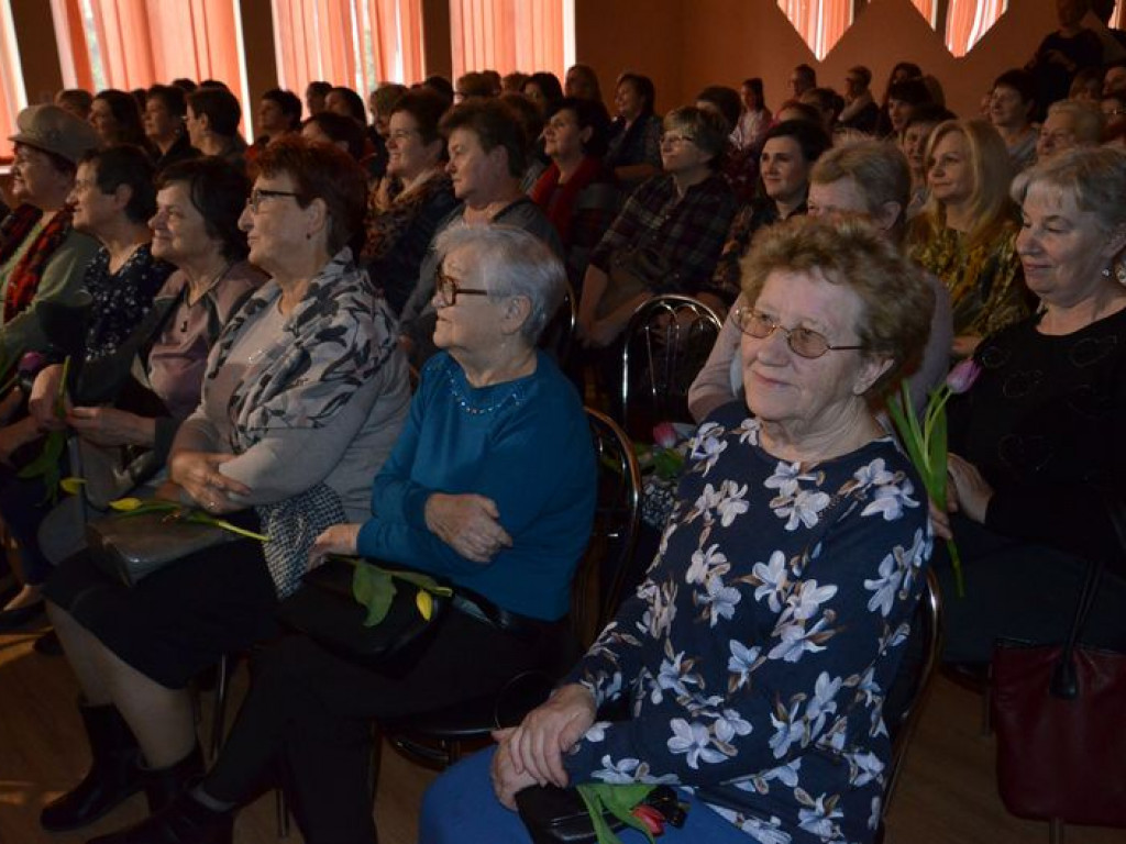 Życzenia, kwiaty, kabaret i słodki poczęstunek