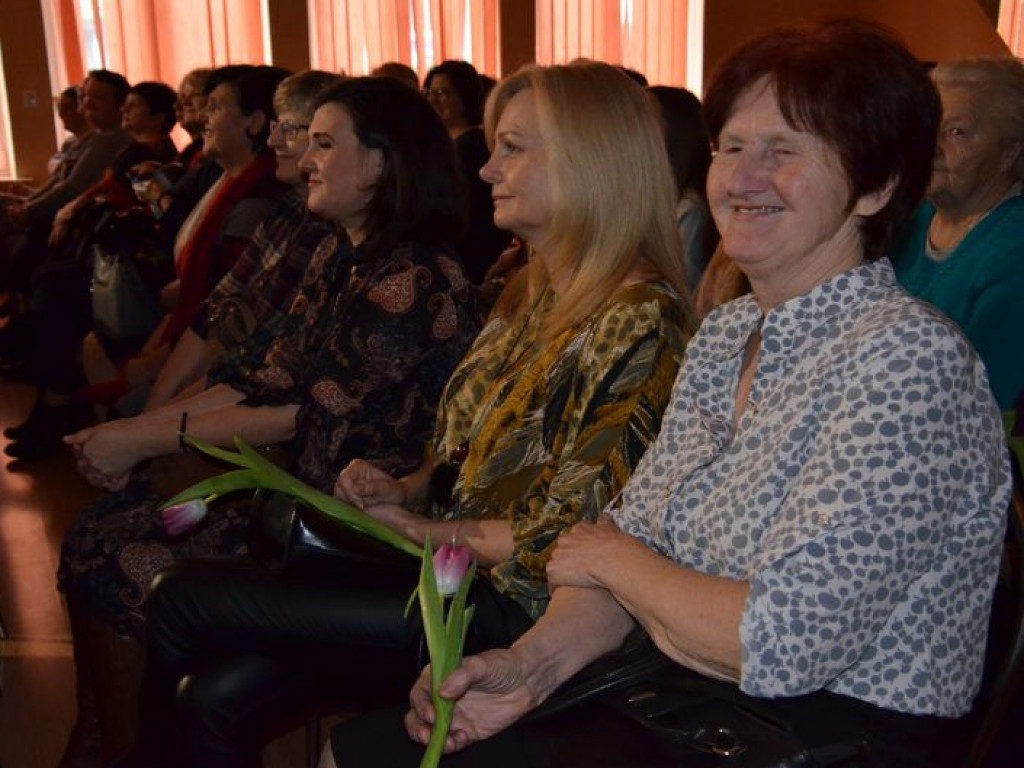 Życzenia, kwiaty, kabaret i słodki poczęstunek