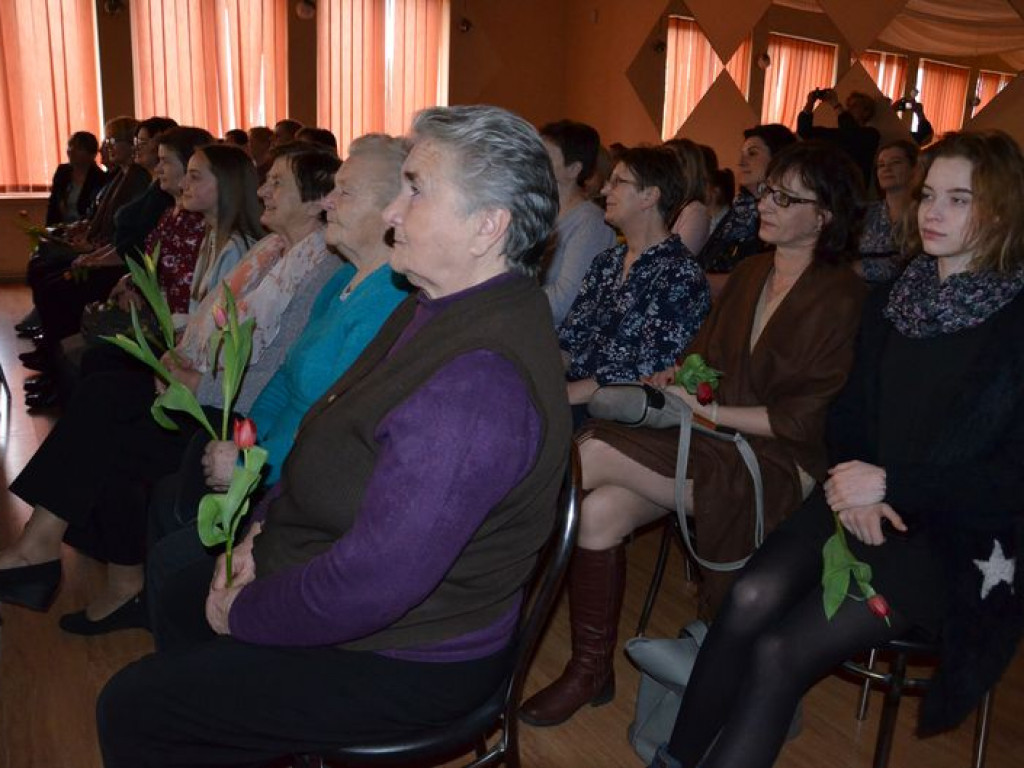 Życzenia, kwiaty, kabaret i słodki poczęstunek