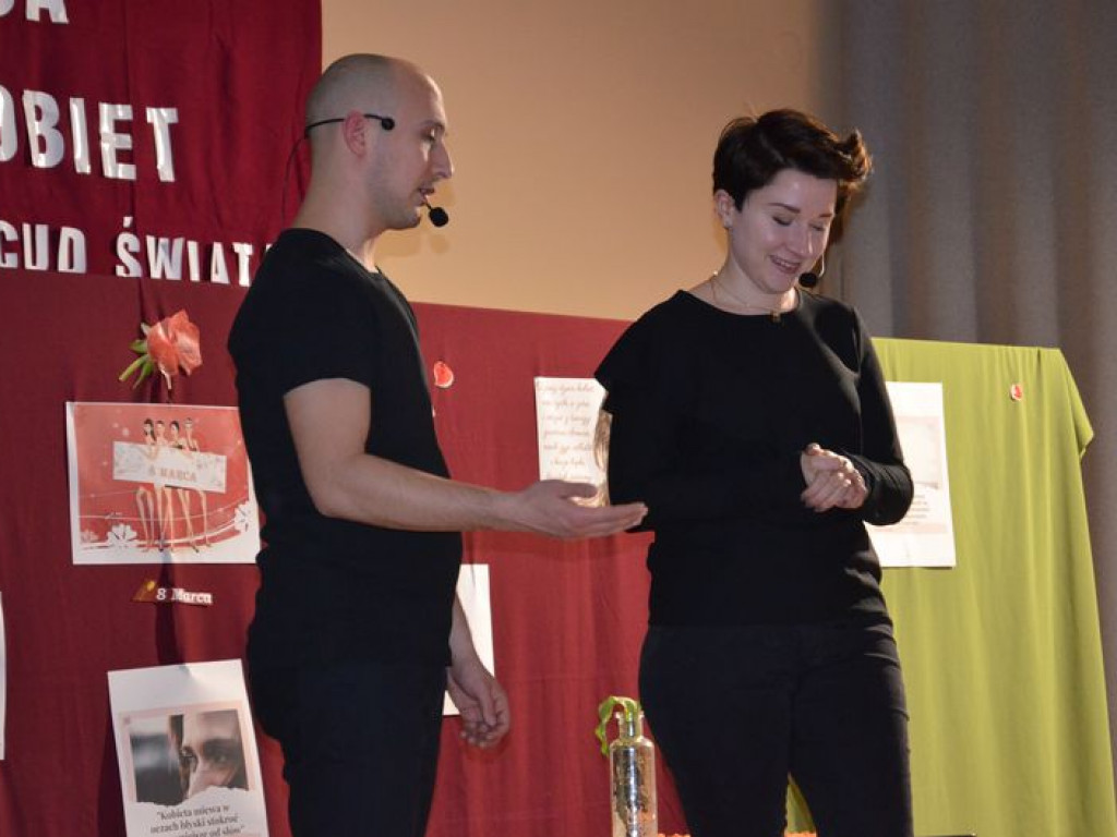 Życzenia, kwiaty, kabaret i słodki poczęstunek