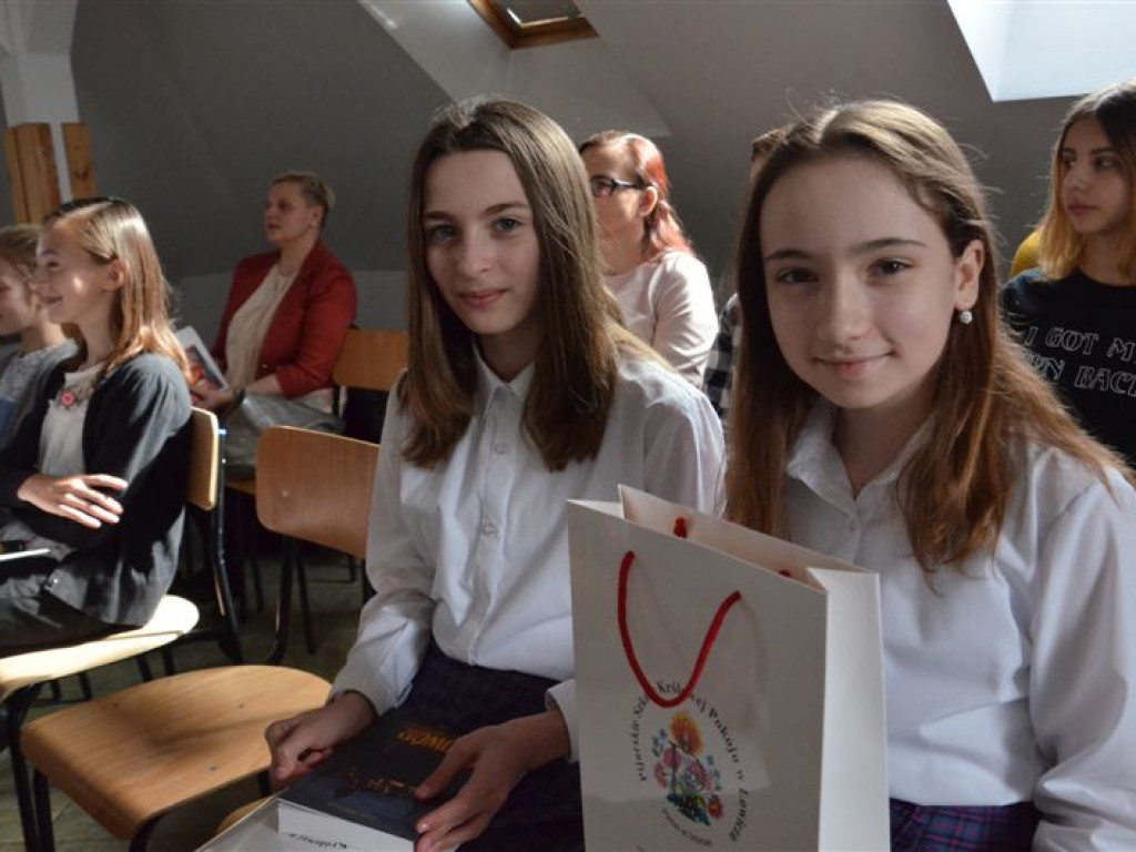 Uczennica szkoły w Kocierzewie najlepsza w konkursie czytelniczym