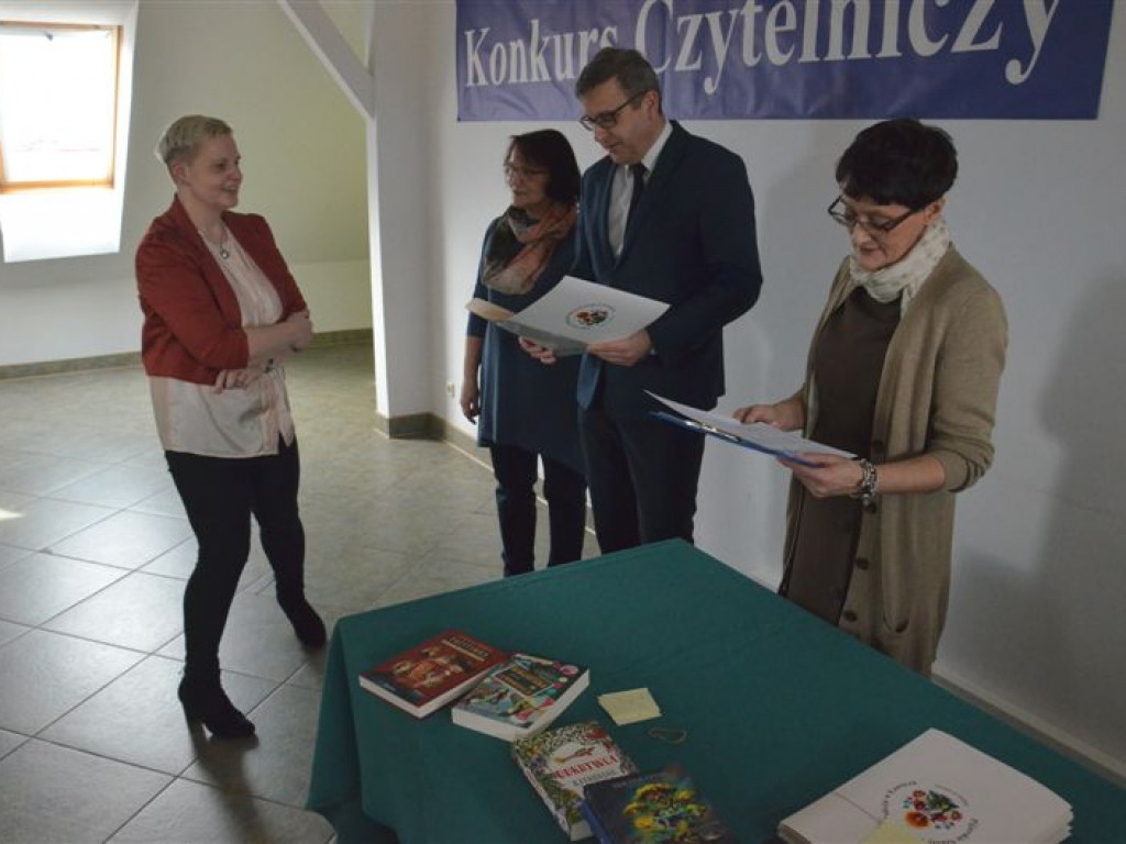 Uczennica szkoły w Kocierzewie najlepsza w konkursie czytelniczym