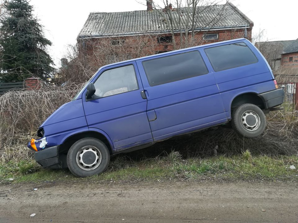 Ciągnik zepchnął samochód do rowu. Poszukiwani świadkowie