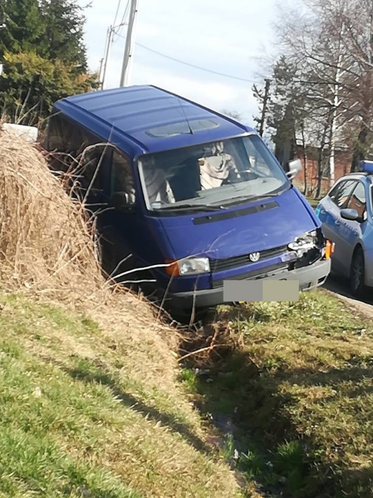 Ciągnik zepchnął samochód do rowu. Poszukiwani świadkowie