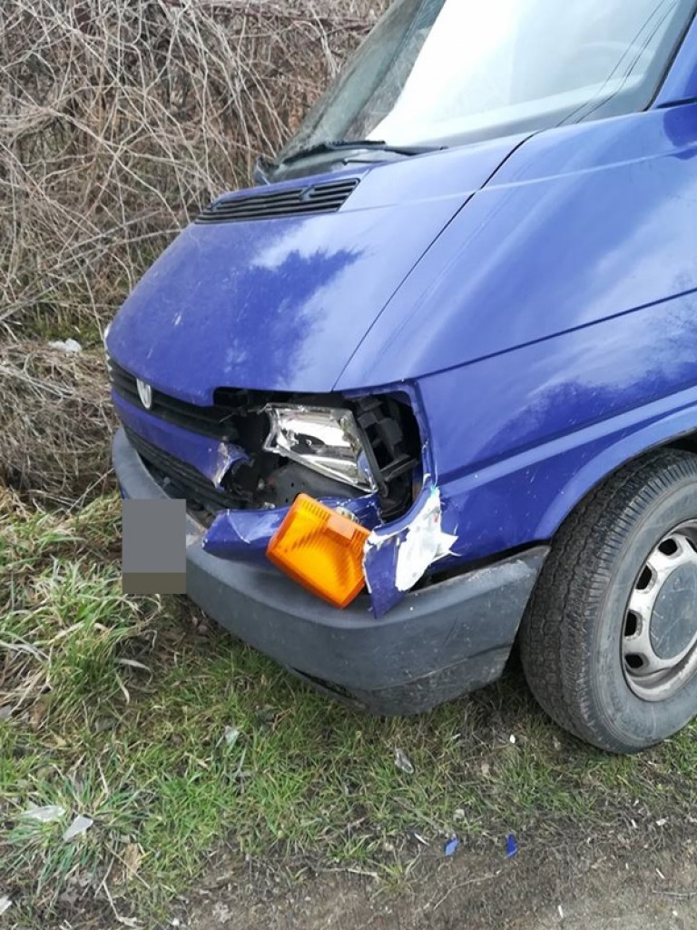 Ciągnik zepchnął samochód do rowu. Poszukiwani świadkowie