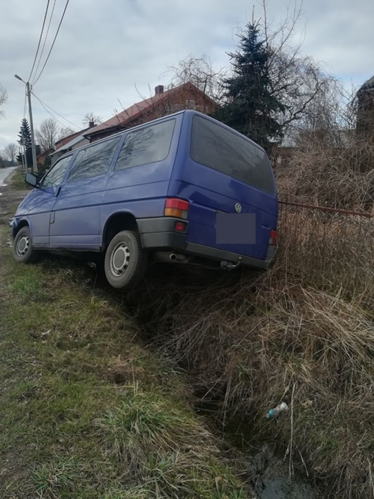 Ciągnik zepchnął samochód do rowu. Poszukiwani świadkowie
