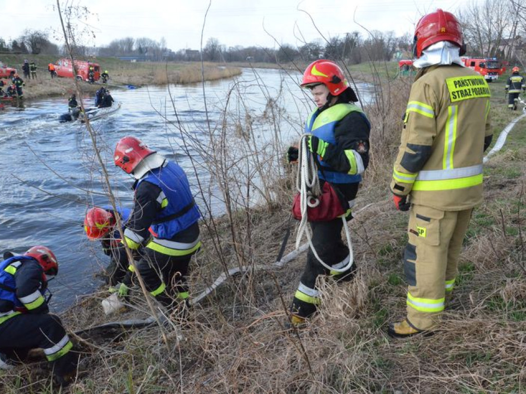 Strażacy ćwiczyli nad Bzurą