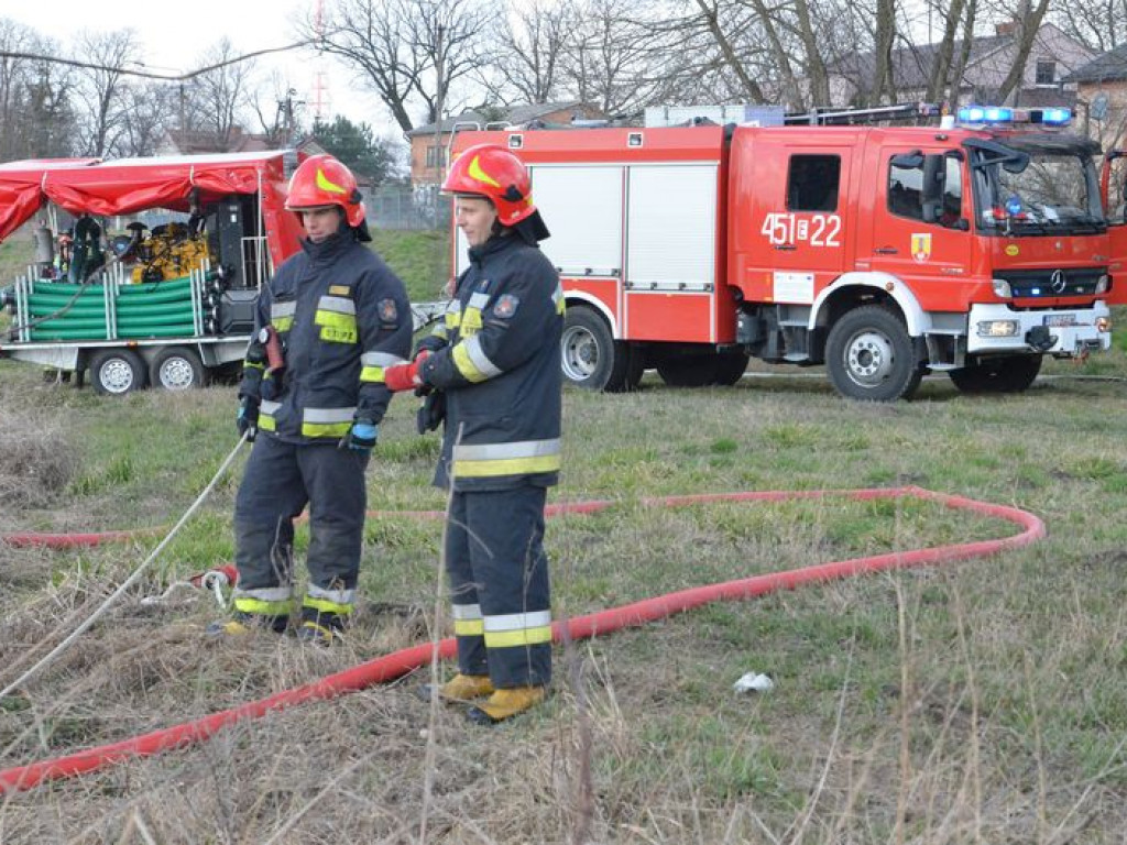 Strażacy ćwiczyli nad Bzurą