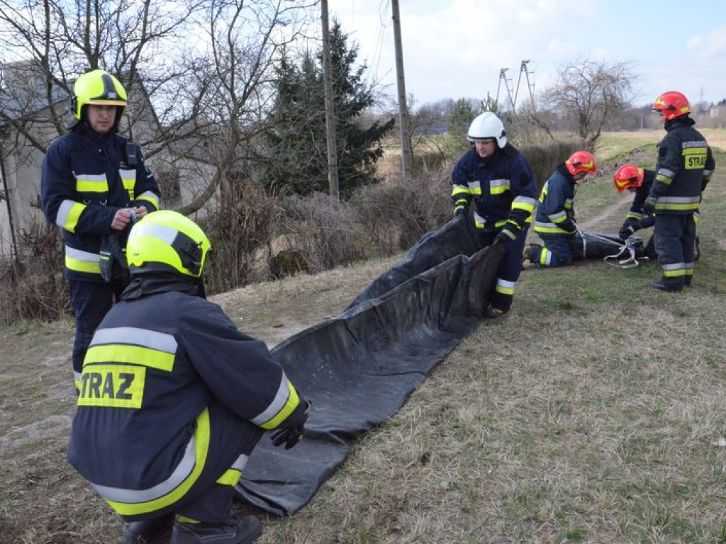 Strażacy ćwiczyli nad Bzurą