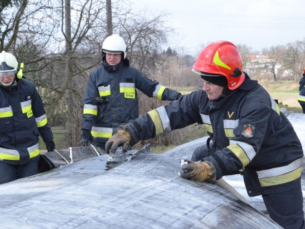 Strażacy ćwiczyli nad Bzurą
