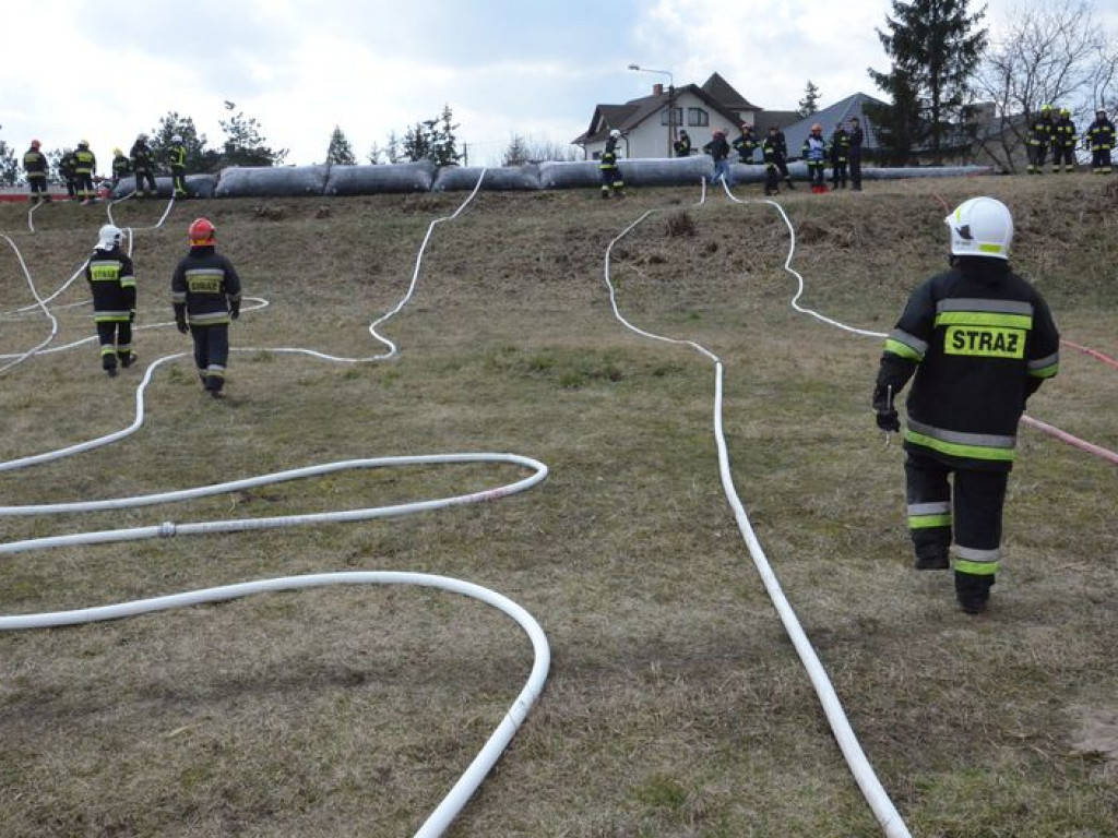 Strażacy ćwiczyli nad Bzurą