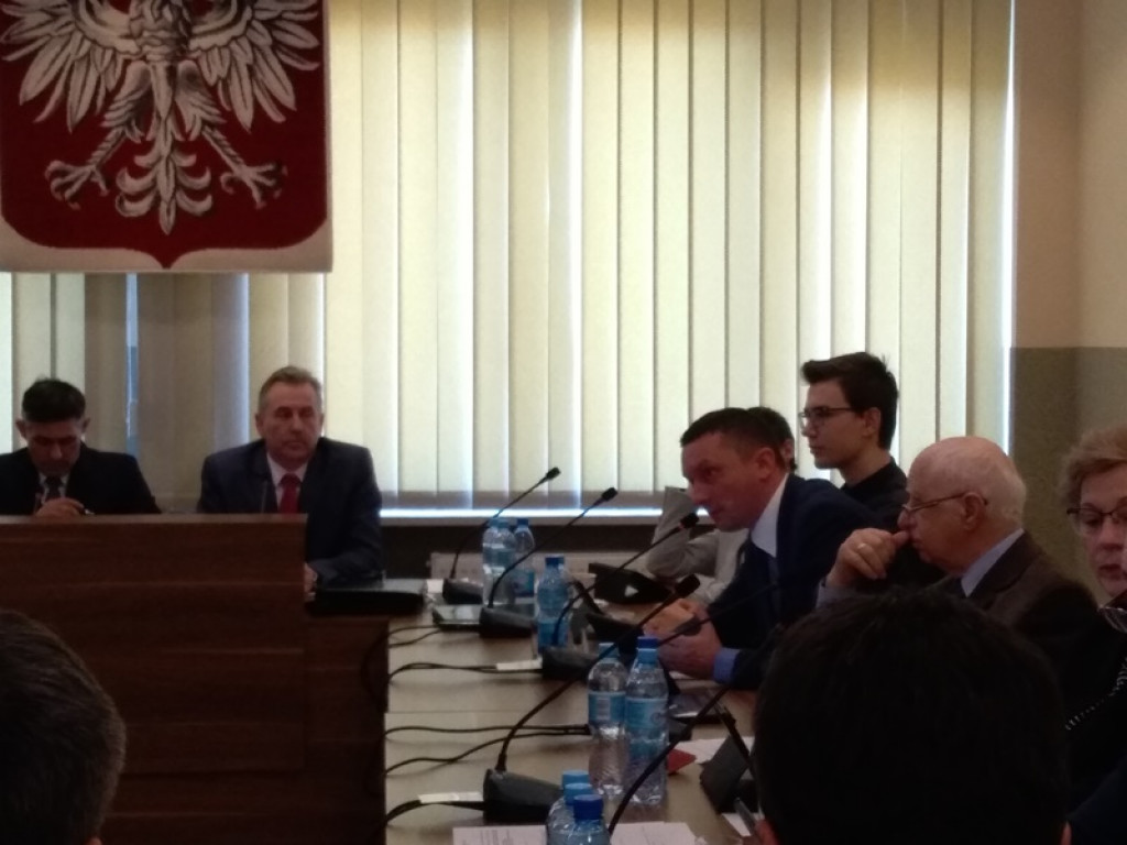 Spór o nauczycielski strajk podczas sesji Rady Gminy Bielawy