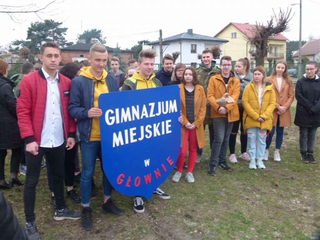 Gimnazjaliści z Głowna posadzili lipę 100-lecie Województwa Łódzkiego