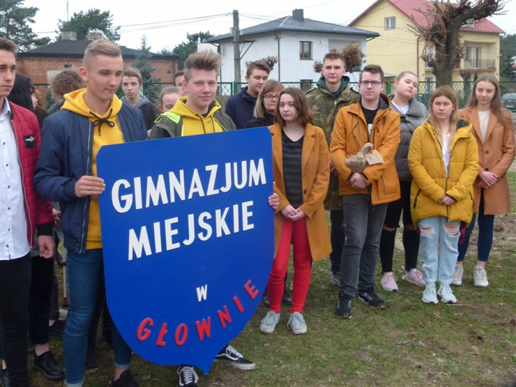 Gimnazjaliści z Głowna posadzili lipę 100-lecie Województwa Łódzkiego