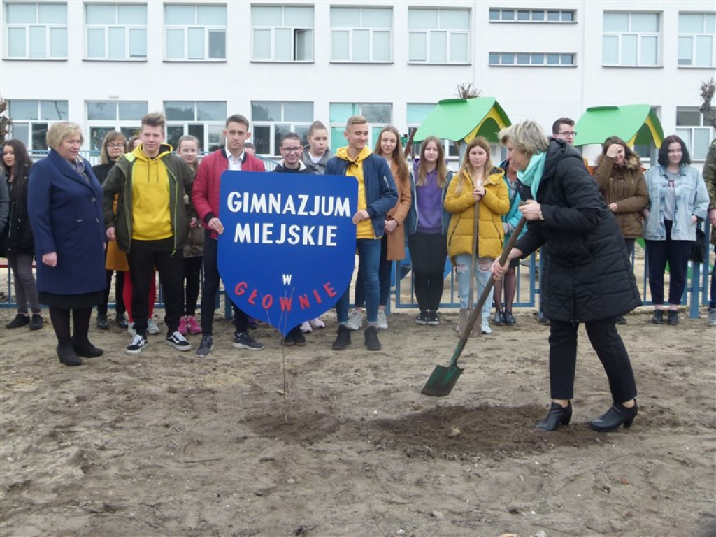 Gimnazjaliści z Głowna posadzili lipę 100-lecie Województwa Łódzkiego