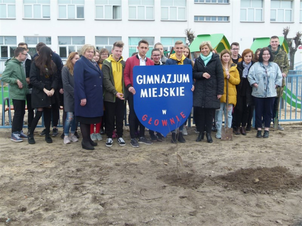 Gimnazjaliści z Głowna posadzili lipę 100-lecie Województwa Łódzkiego