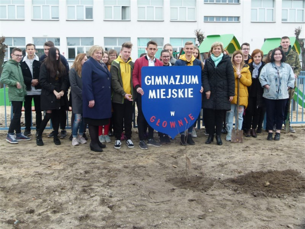 Gimnazjaliści z Głowna posadzili lipę 100-lecie Województwa Łódzkiego