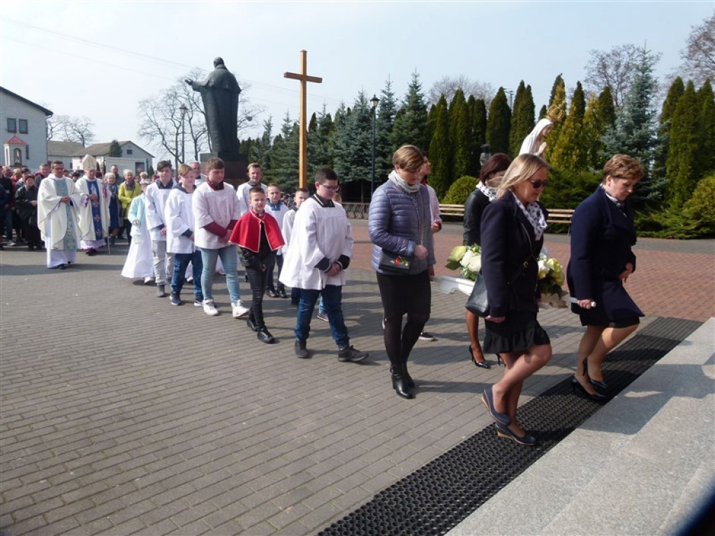 Wprowadzenie relikwii do sanktuarium w Mąkolicach