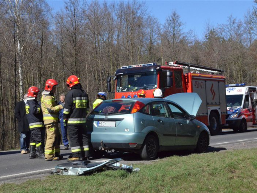 Czołowe zderzenie ciężarówki z osobowym na drodze do Skierniewic