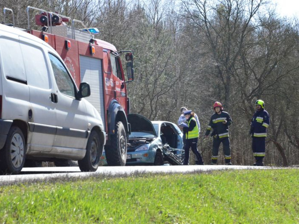 Czołowe zderzenie ciężarówki z osobowym na drodze do Skierniewic