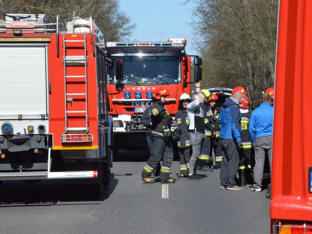 Czołowe zderzenie ciężarówki z osobowym na drodze do Skierniewic