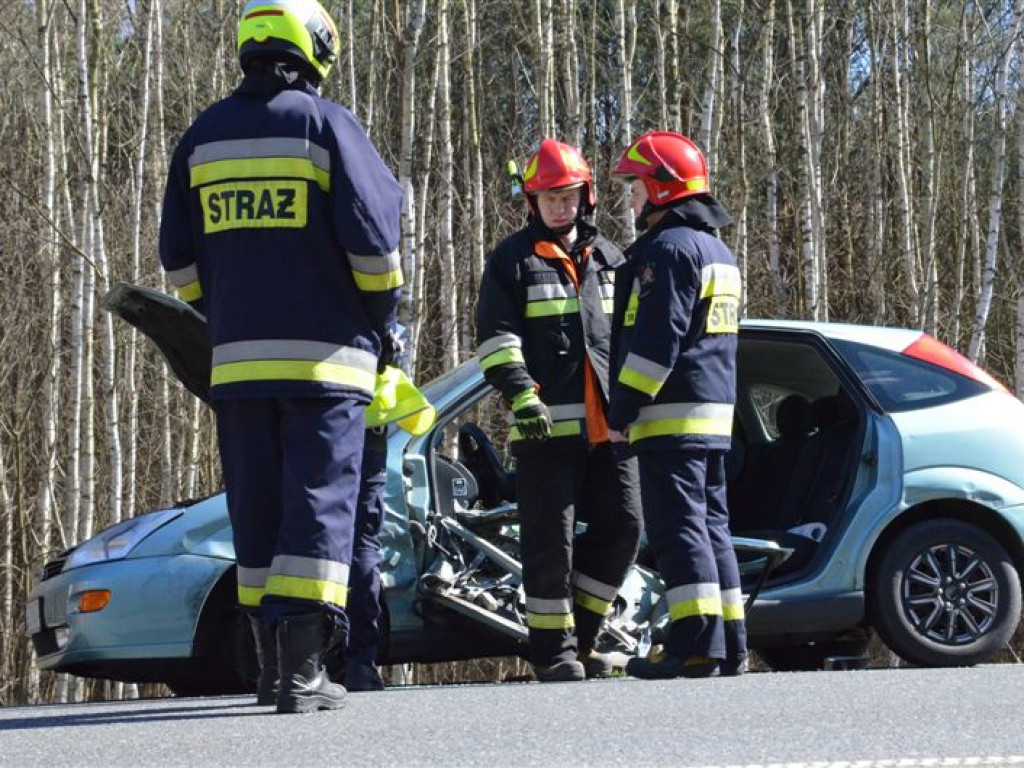 Czołowe zderzenie ciężarówki z osobowym na drodze do Skierniewic