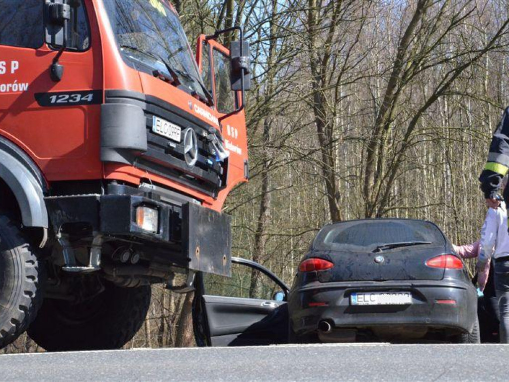 Czołowe zderzenie ciężarówki z osobowym na drodze do Skierniewic