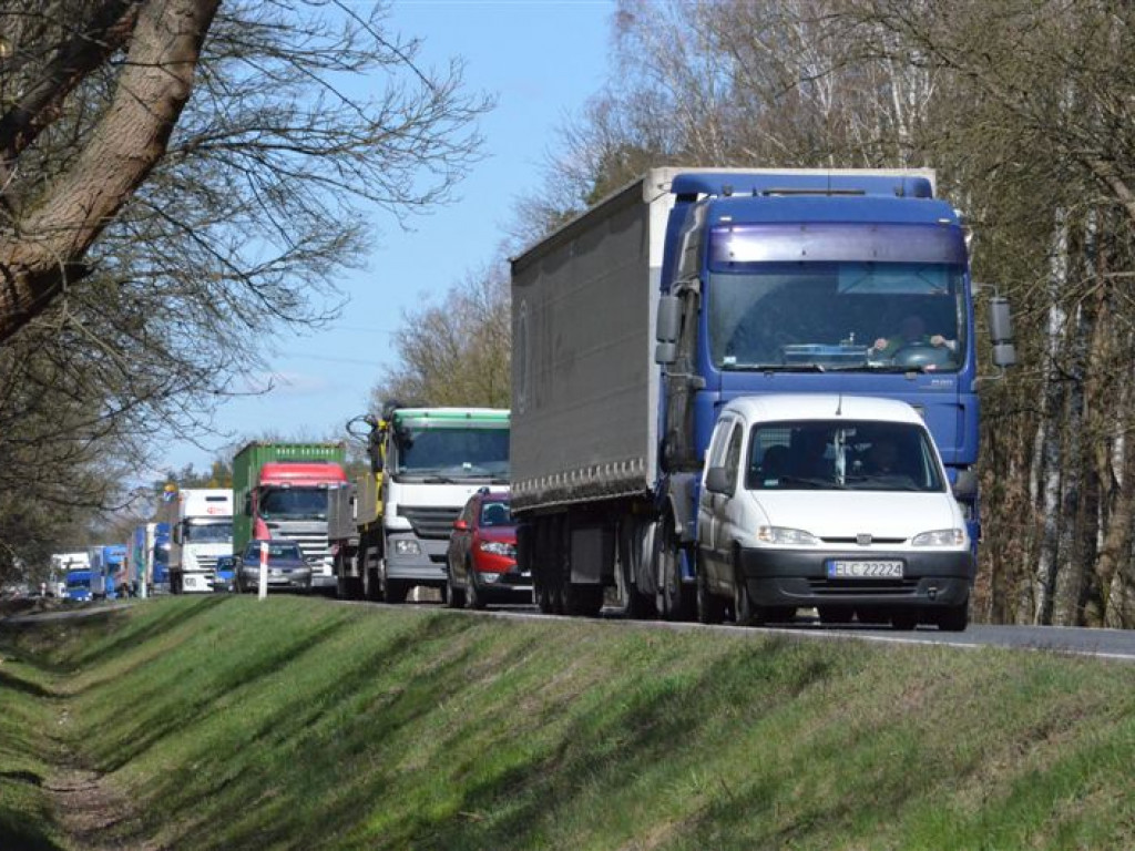Czołowe zderzenie ciężarówki z osobowym na drodze do Skierniewic