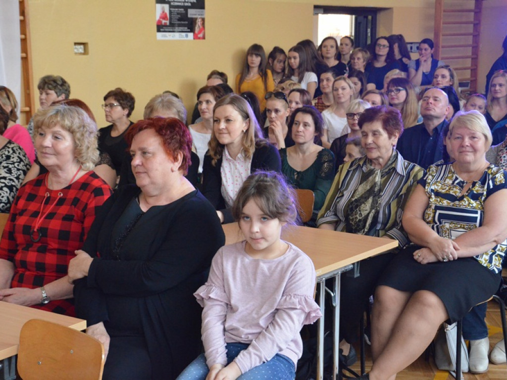 Uczennice zaprezentowały kreacje Eli Piorun