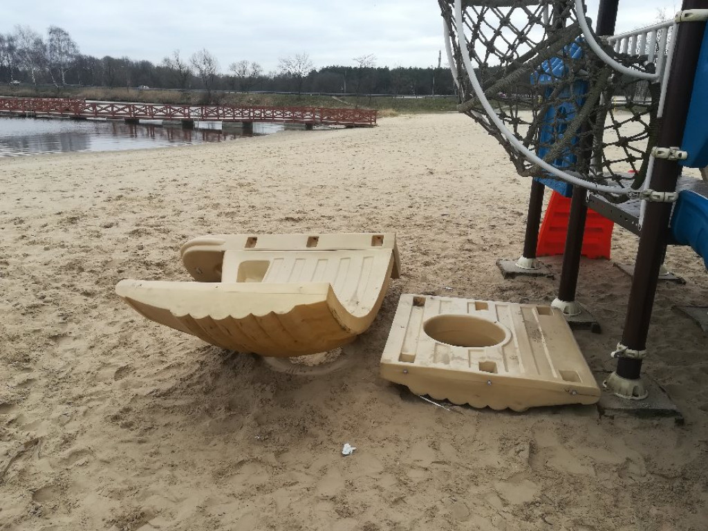 Okręt piratów na plaży znów uszkodzony