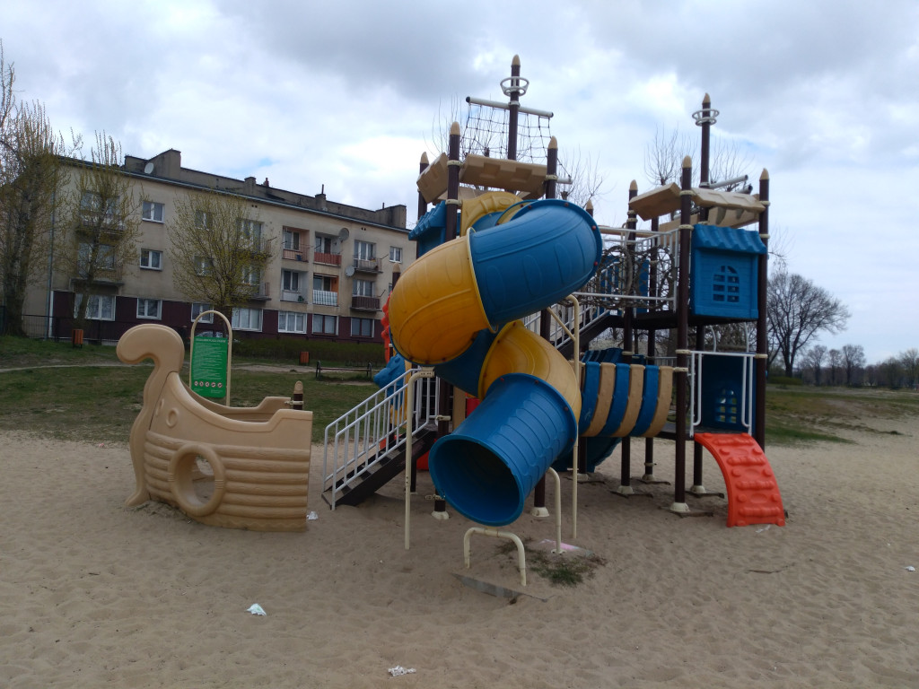 Okręt piratów na plaży znów uszkodzony