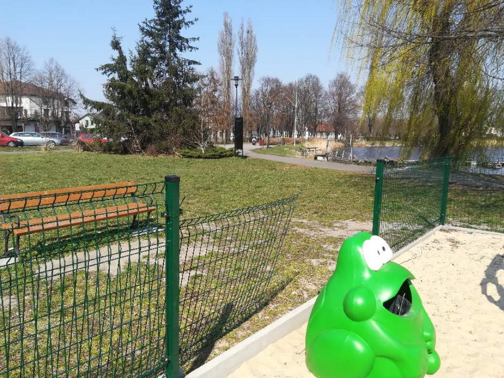 Okręt piratów na plaży znów uszkodzony