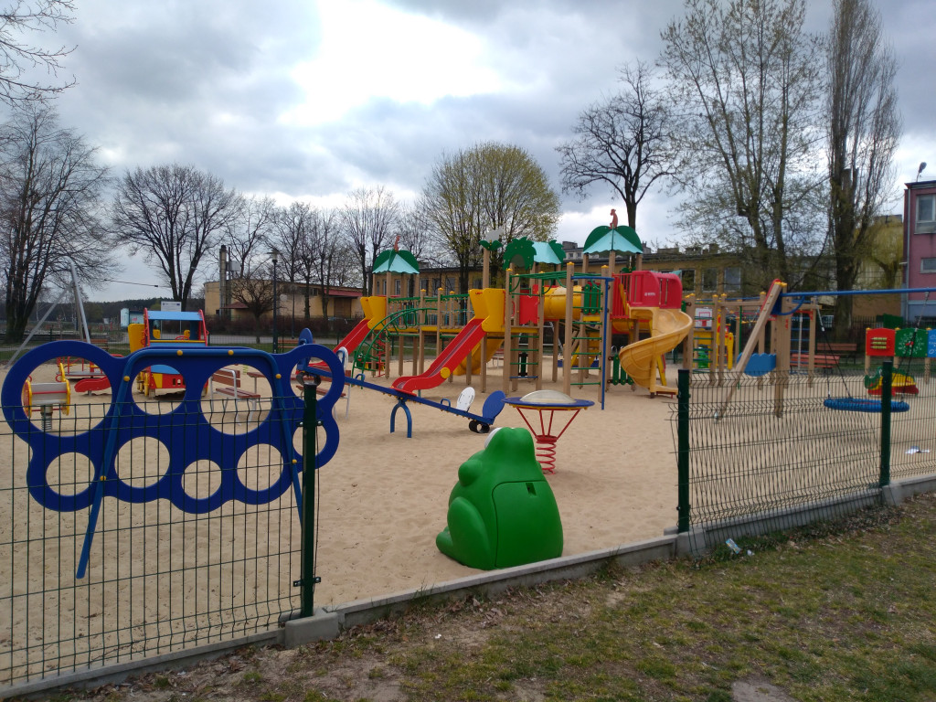Okręt piratów na plaży znów uszkodzony