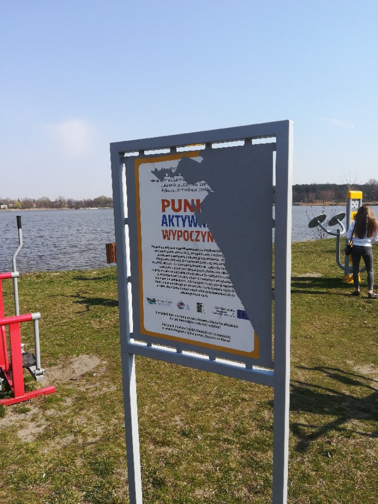 Okręt piratów na plaży znów uszkodzony