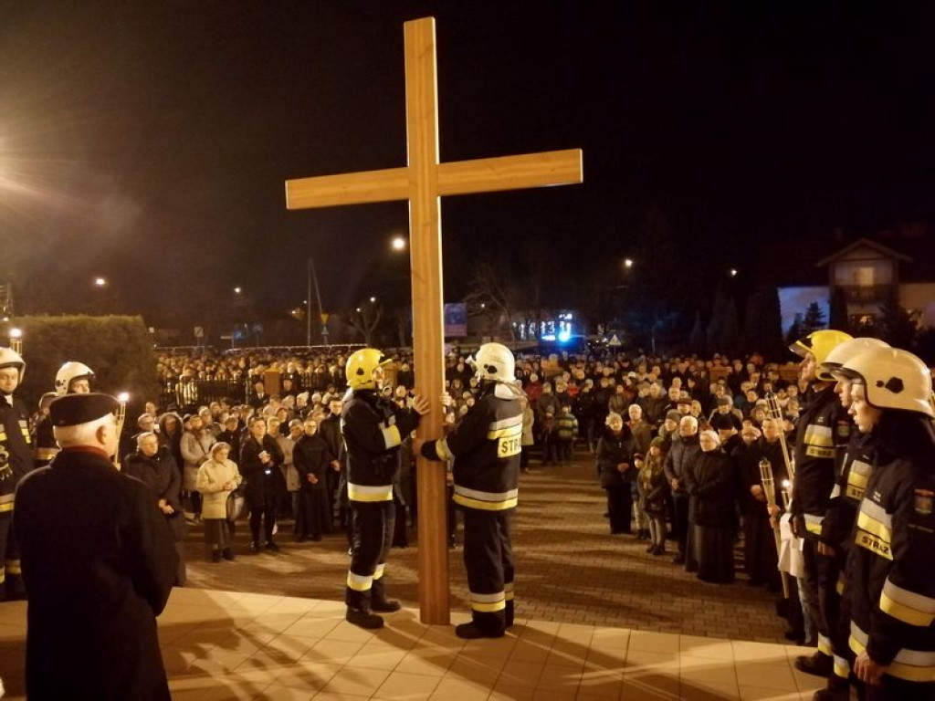 Nieśli krzyż ulicami miasta
