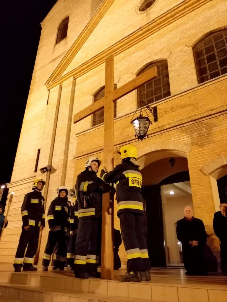 Nieśli krzyż ulicami miasta