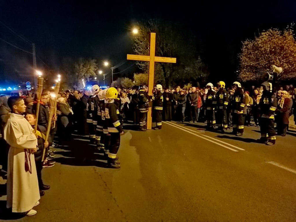 Nieśli krzyż ulicami miasta