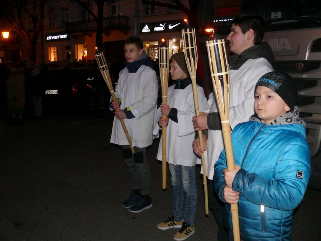 Nieśli krzyż ulicami miasta
