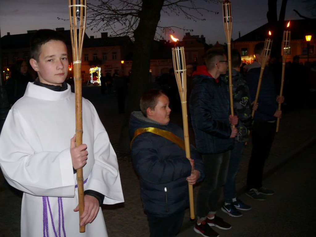 Nieśli krzyż ulicami miasta