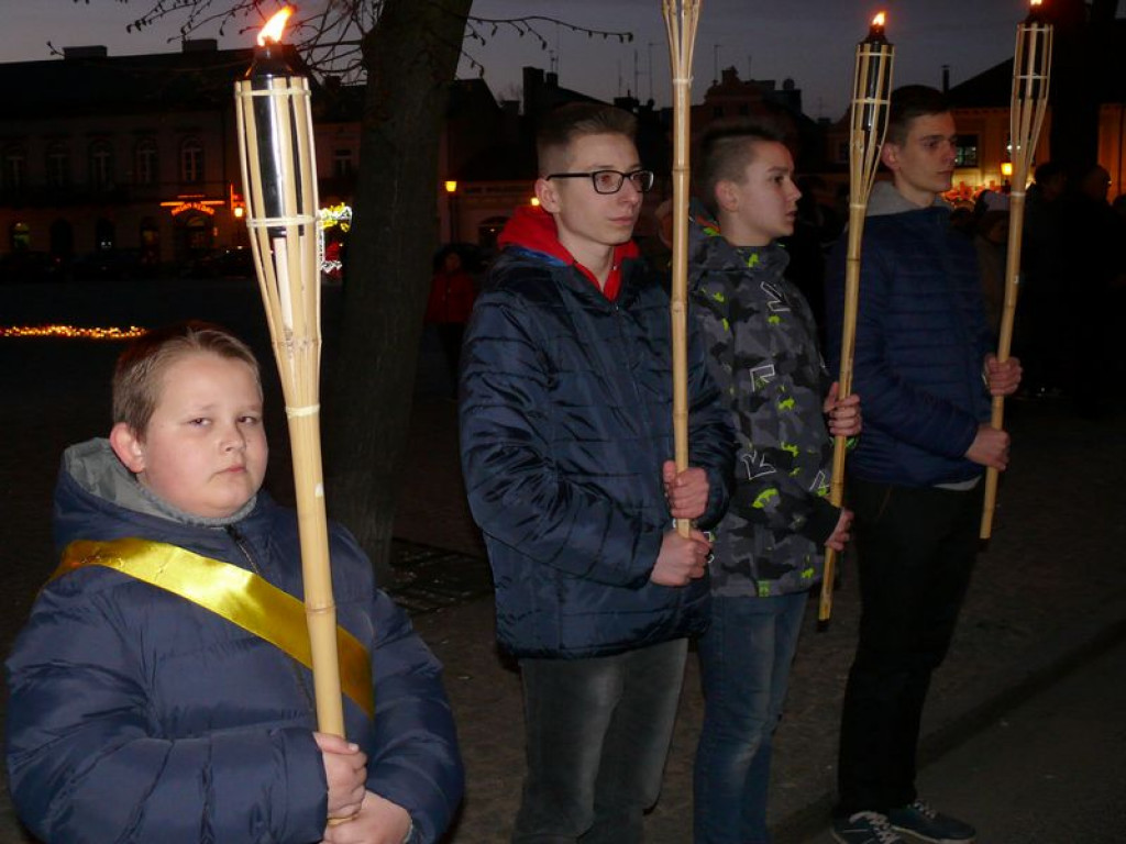 Nieśli krzyż ulicami miasta