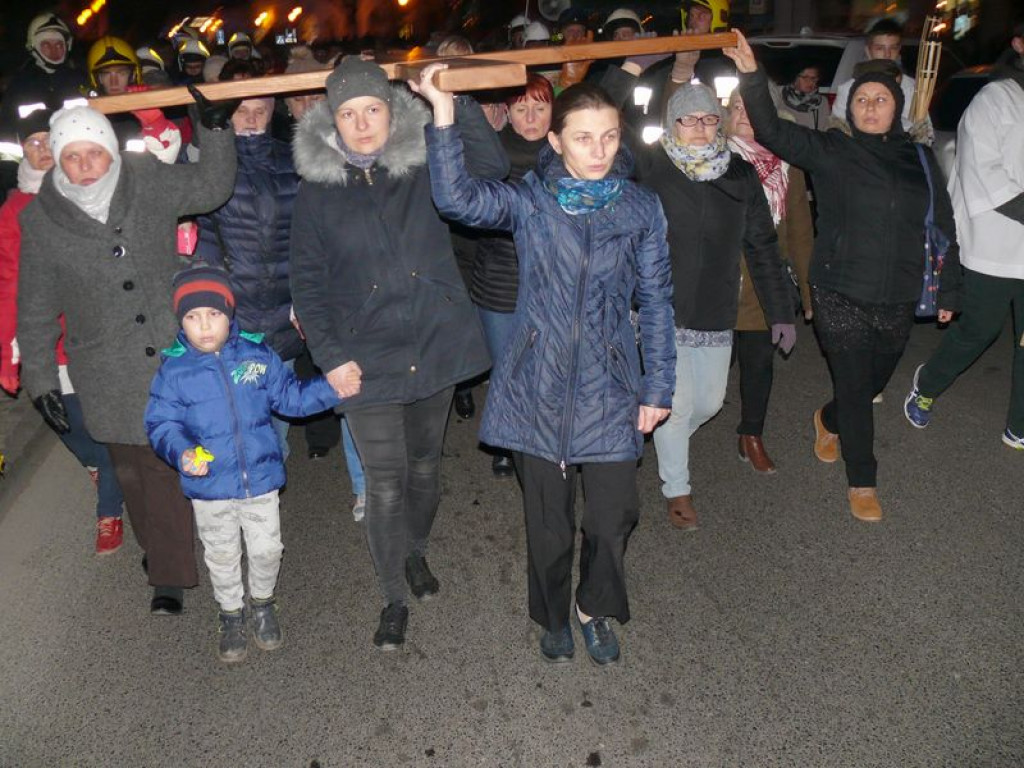 Nieśli krzyż ulicami miasta