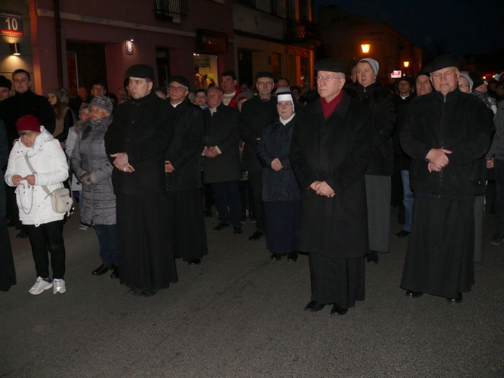 Nieśli krzyż ulicami miasta
