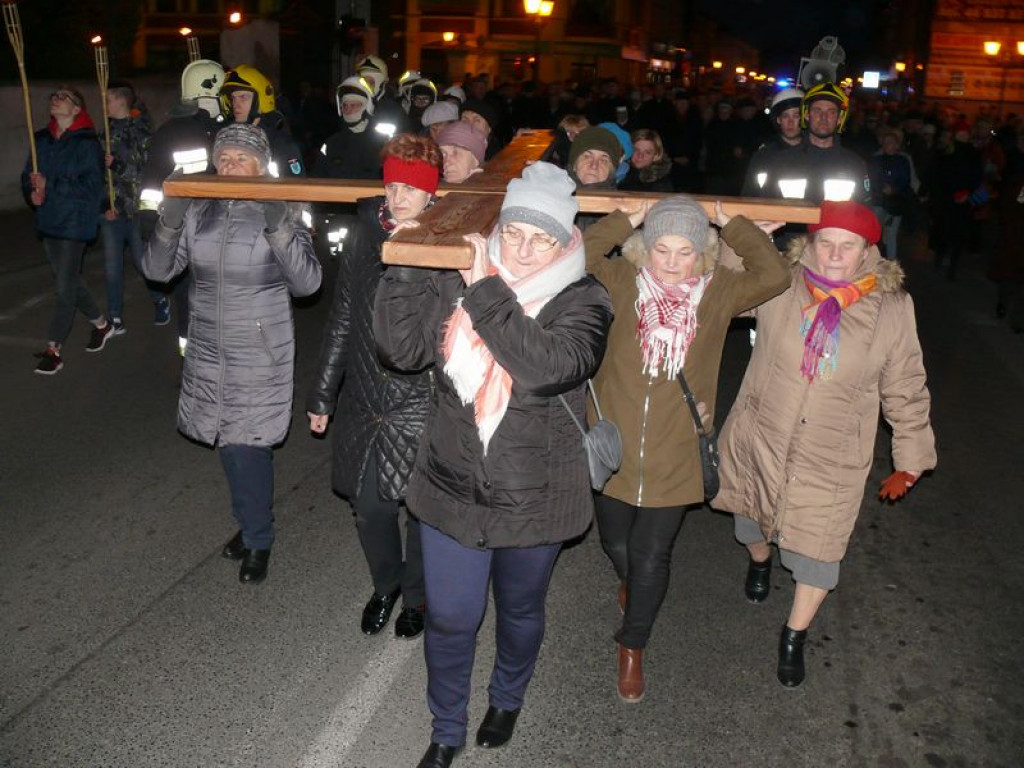 Nieśli krzyż ulicami miasta