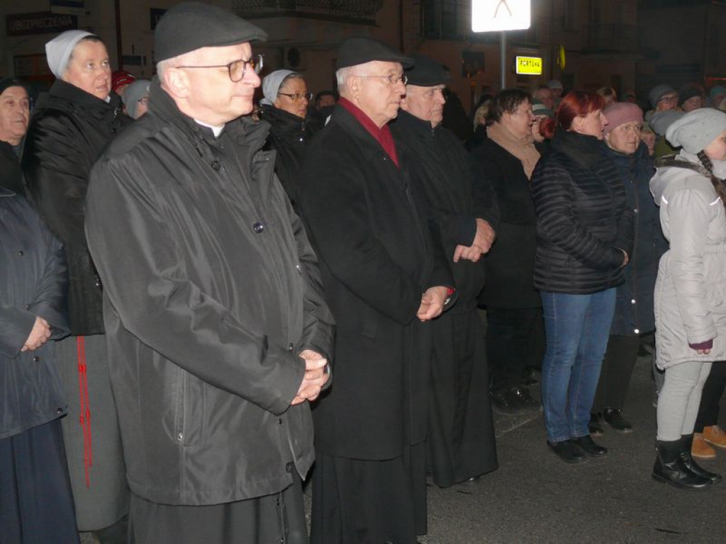 Nieśli krzyż ulicami miasta